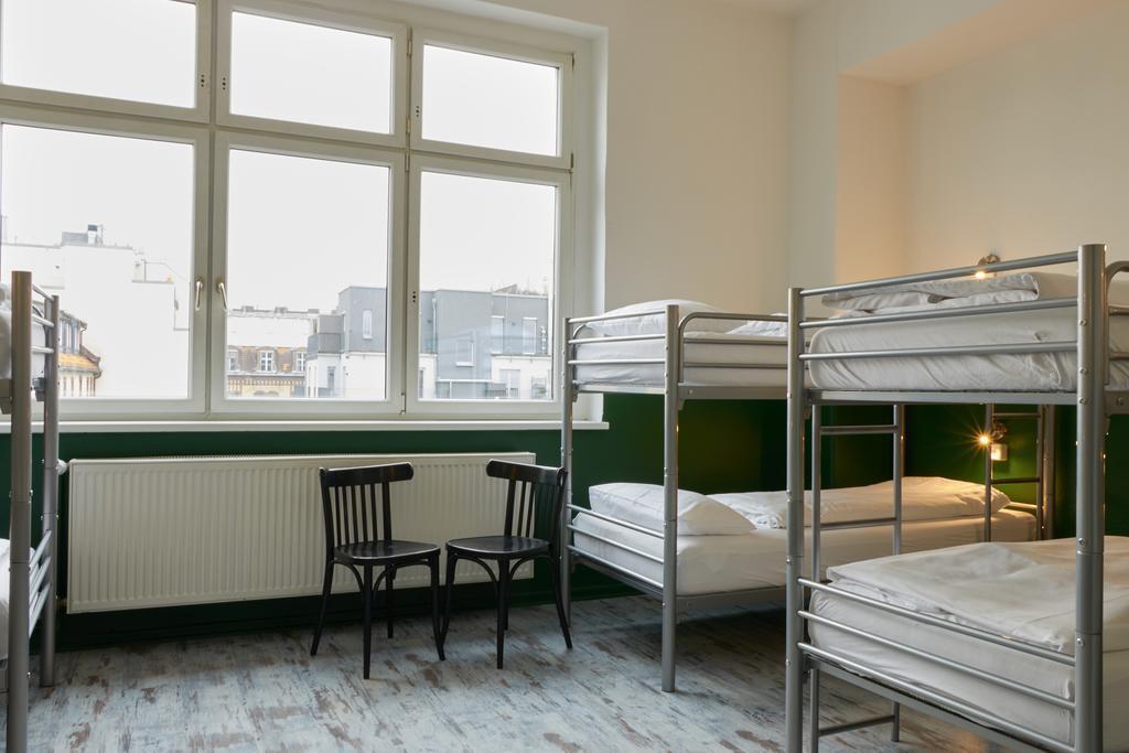 Bett im gemischten 10-Bett-Schlafsaal mit Gemeinschaftsbad